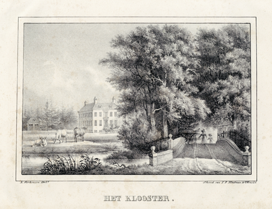 201488 Gezicht op het huis Het Klooster in zijn landelijke omgeving bij De Bilt, met op de voorgrond de toegangsbrug ...